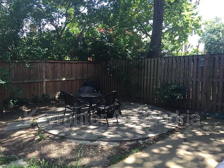 1610 Kenwood Ave — Photo 21