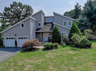 13 Old Queens Ct, Eatontown, NJ 07724