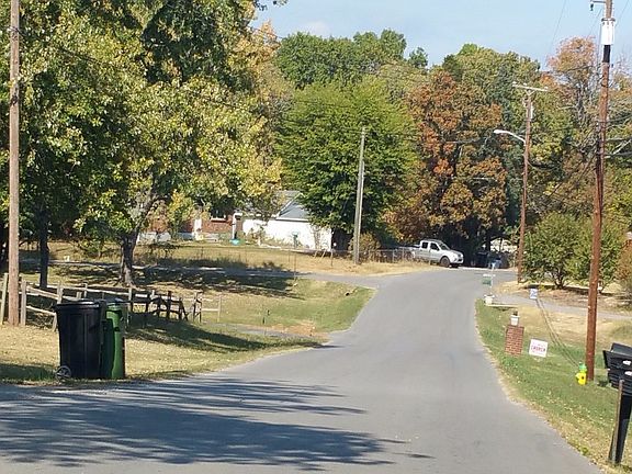 5th image of 131 Greenwood Dr