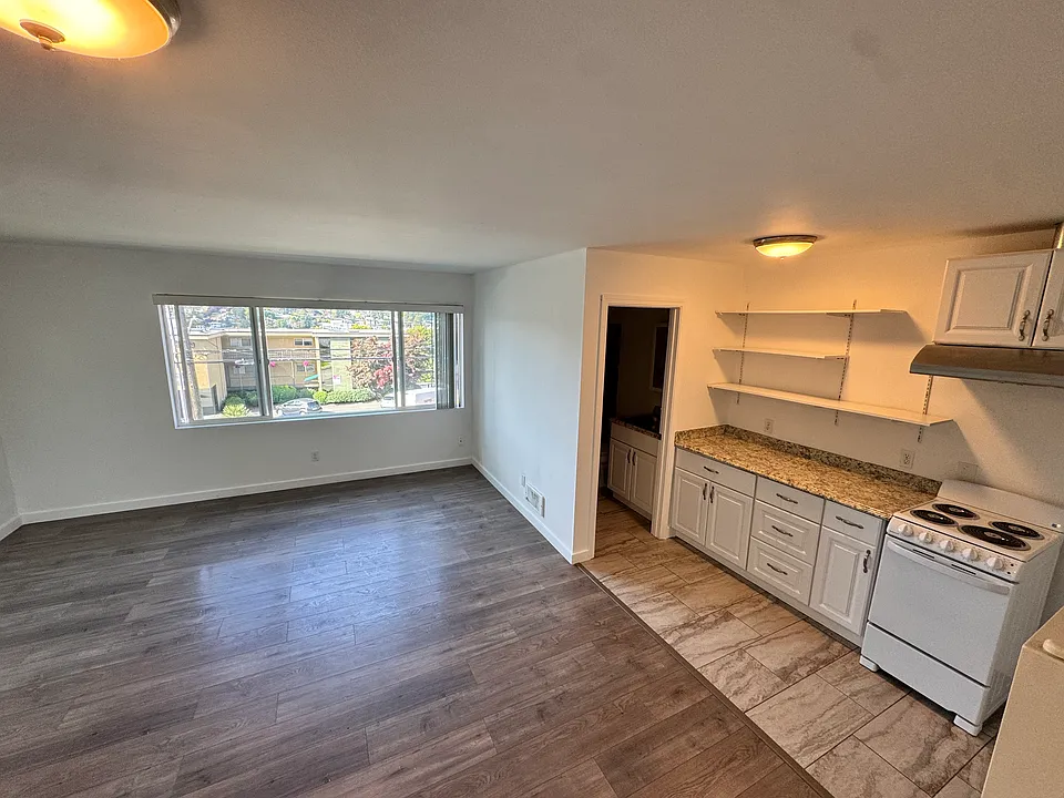 2-3240 14th Ave W #2