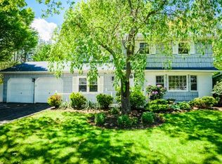 10 Frost Pond Rd, Greenlawn, NY 11740