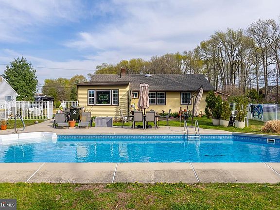 5th image of 1073 Harker Ave