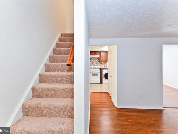 3rd image of 906 Castlewood Dr