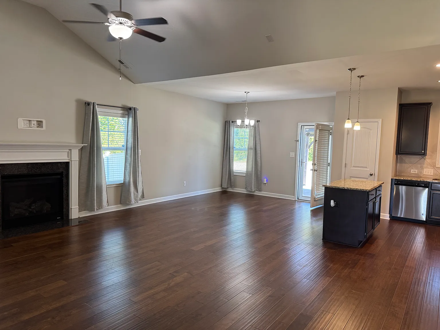 3 bed, 1565 sqft, $1,850 — Photo 2