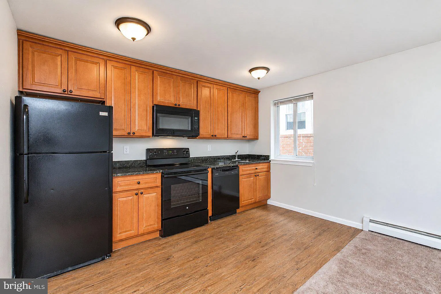2 bed, 1.0 bath, 916 sqft, $1,825 — Photo 2