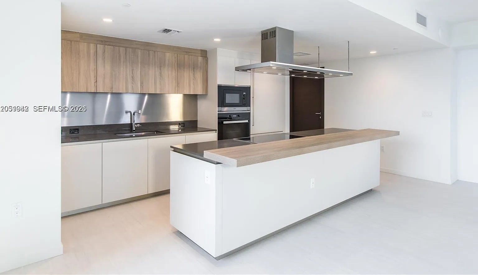 Brickell Flatiron Condo — Photo 2