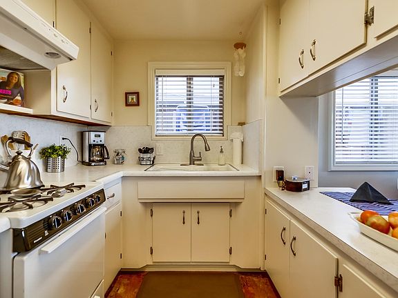 3rd image of 3534 Bayside Walk