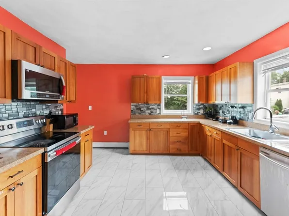 2 Yeaton Pl, Haverhill, MA 01832