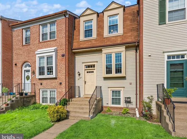 2759 Stone Hollow Dr, Vienna, VA 22180