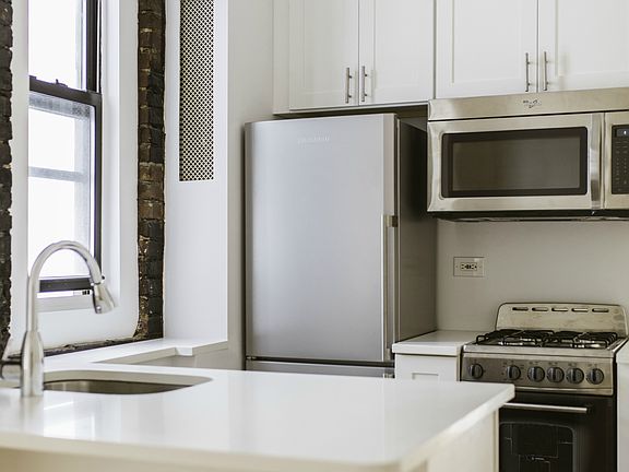 3rd image of 2 Bank St APT 8