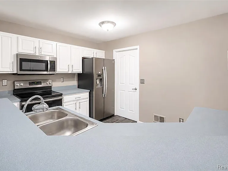 22733 Coachlight Cir — Photo 16