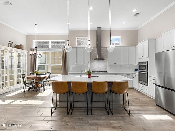 2nd image of 447 GLENNEYRE Circle
