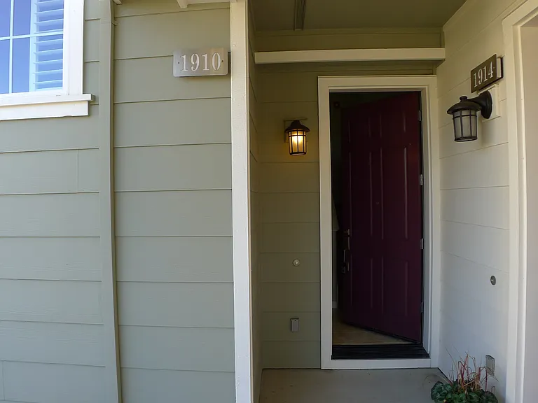 1910 Northshore Dr — Photo 2