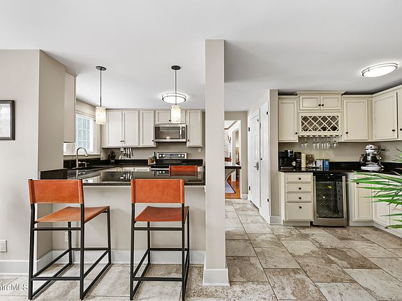 2nd image of 221 Holmes Rd