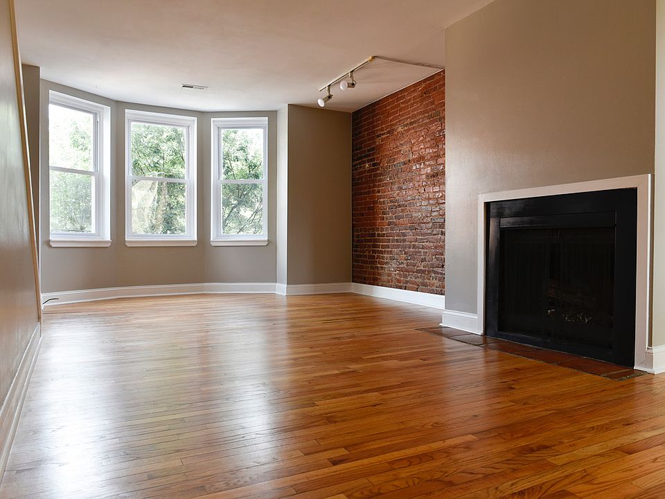 Huge Living Room w/ Fireplace