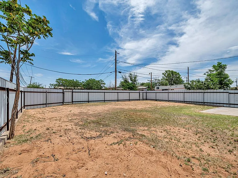 1710 N Weatherford St — Photo 37