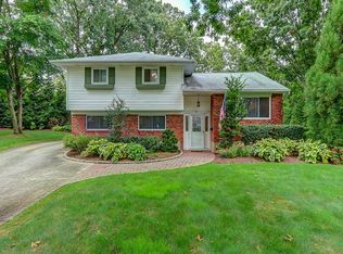 19 Radcliffe Rd, Commack, NY 11725