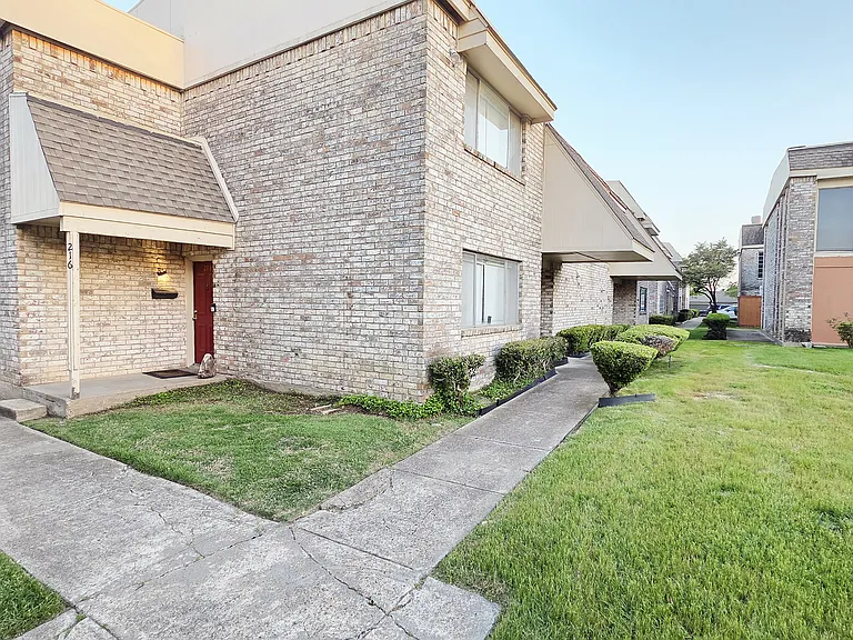 220 Village North Dr — Photo 15