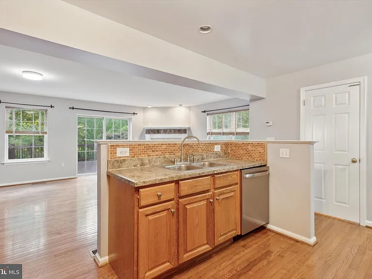 125 Vernon Ct — Photo 4