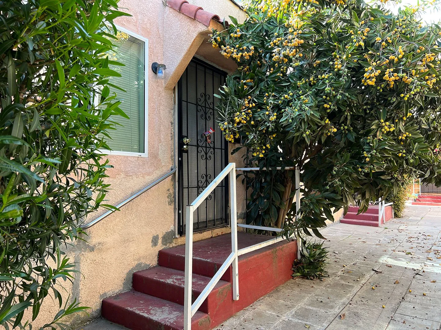 5223 De Longpre — Photo 1