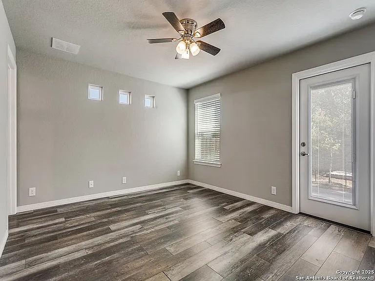 458 Seele St — Photo 12