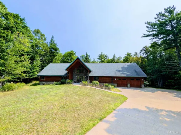 1831 S McClellan Ave, Marquette, MI 49855