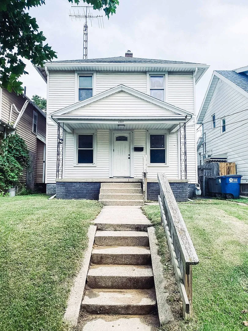 Beautifully remodeled three bedroom home in East Toledo! — Photo 1