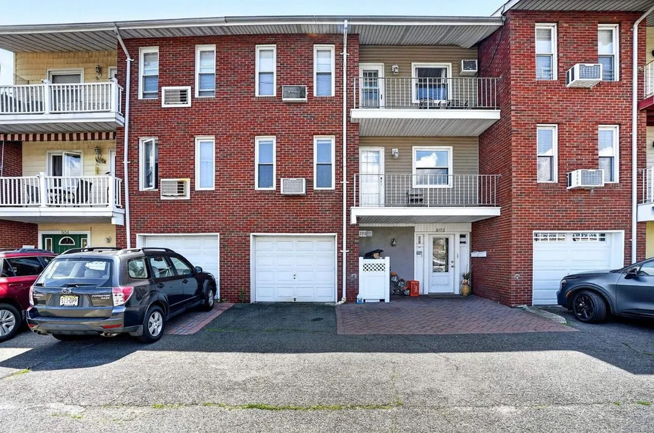 3 bed, $2,400 — Photo 1