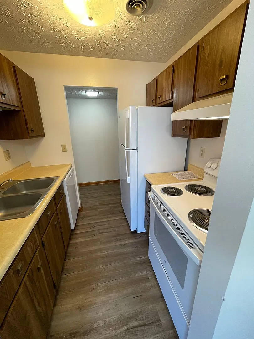 Lynn-Gail Apartments — Photo 2