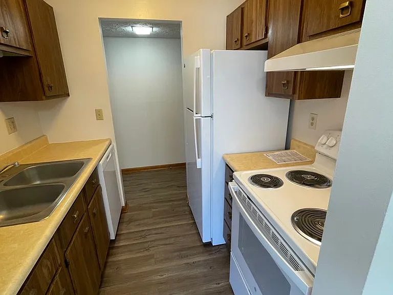 Lynn-Gail Apartments — Photo 13