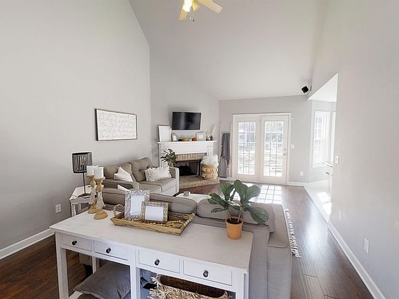 4th image of 1125 Summerville Cir