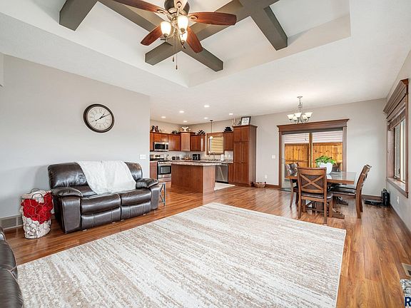 4th image of 2401 S Lillian Ave