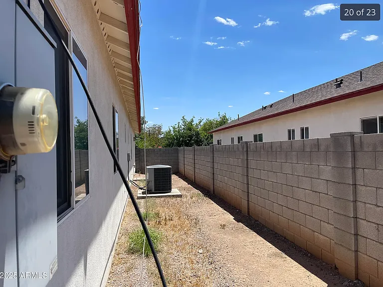 512 W Brown St — Photo 20