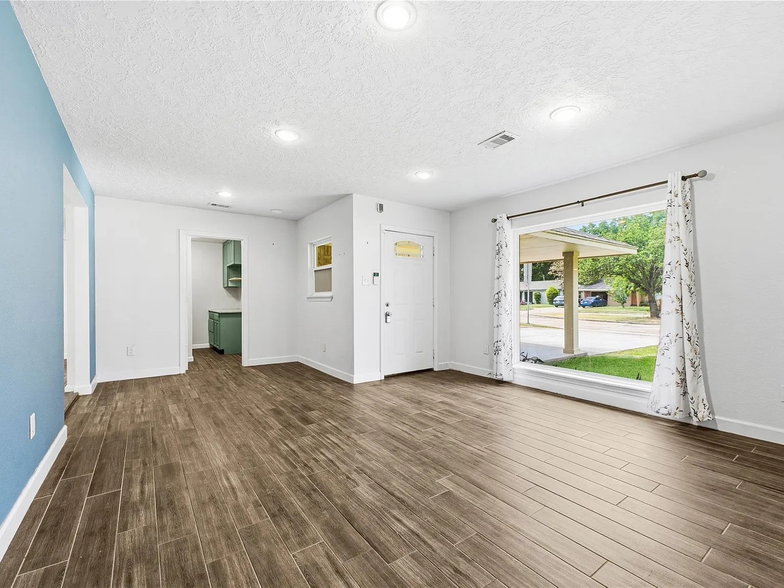 3 bed, 2.0 bath, 1743 sqft, $2,750 — Photo 3