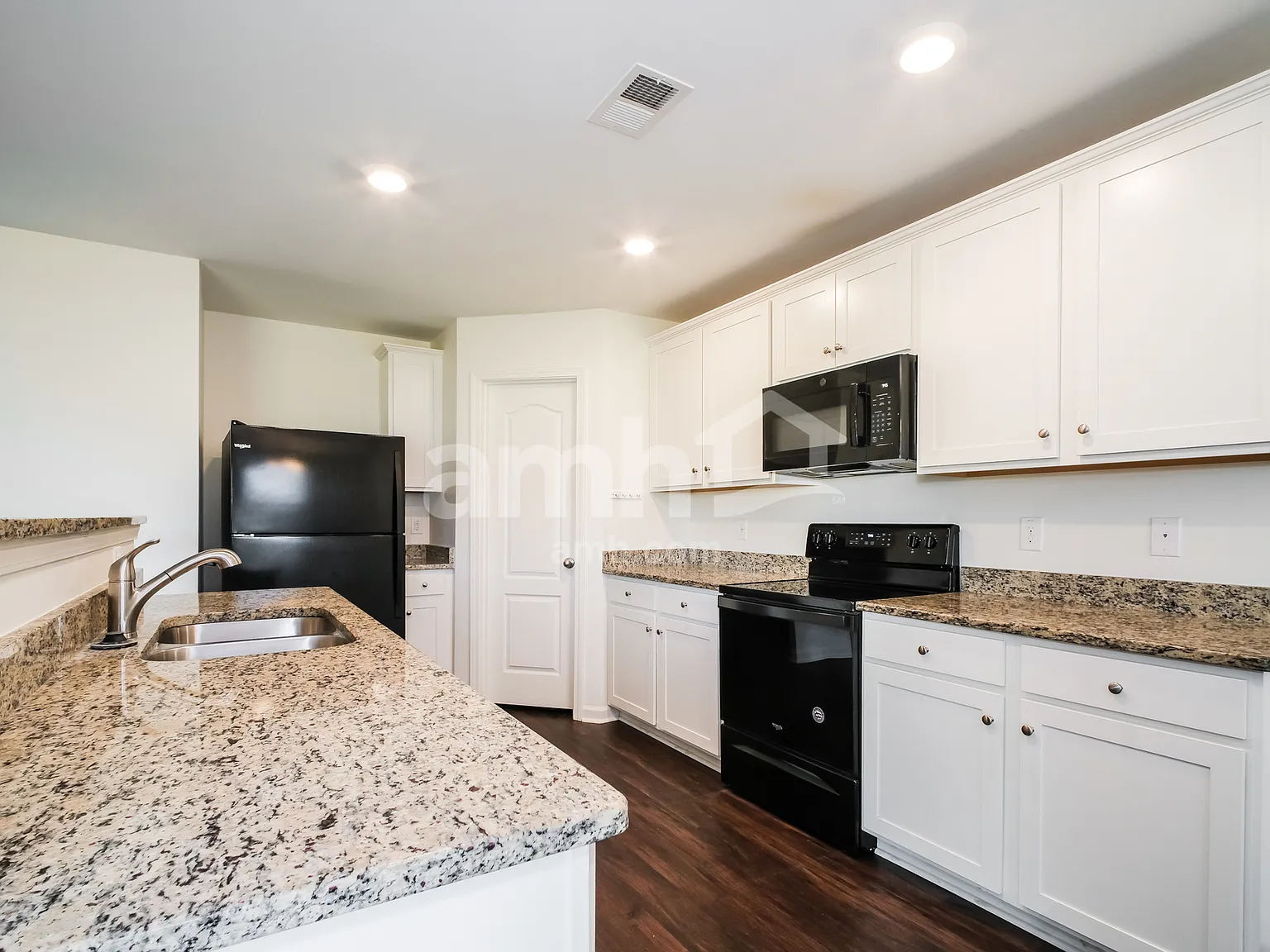4 bed, 2.5 bath, 2368 sqft, $2,645 — Photo 3