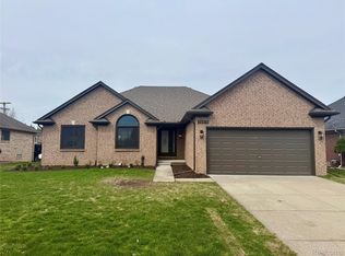 51073 Pinewood Dr, Macomb, MI 48042