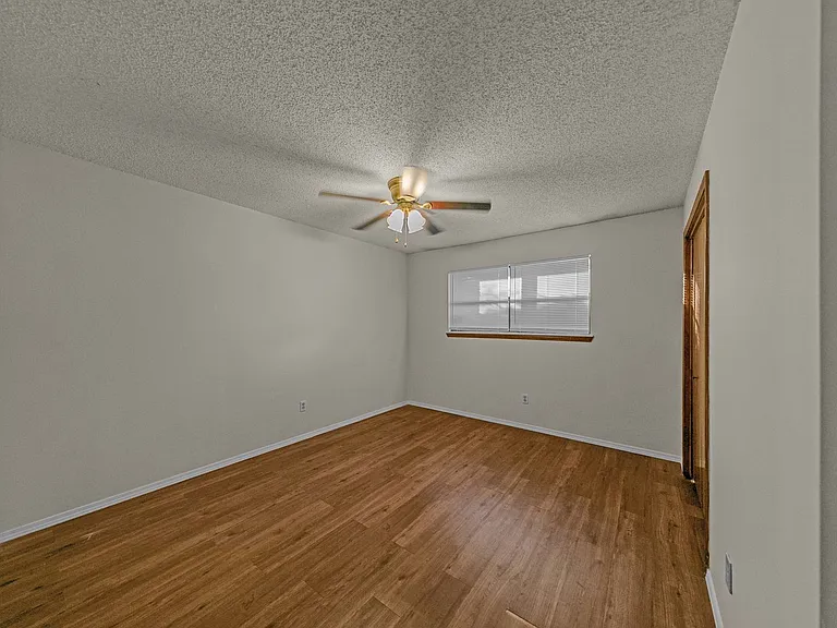 2204 Douglas St — Photo 15