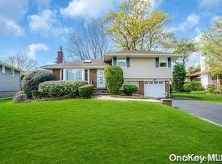 41 Center Dr, Syosset, NY 11791