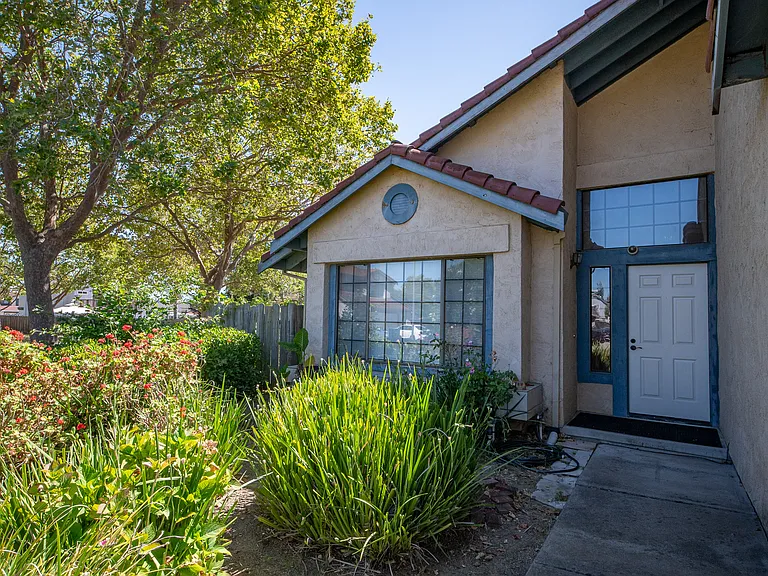 321 Brookshire Ct — Photo 4