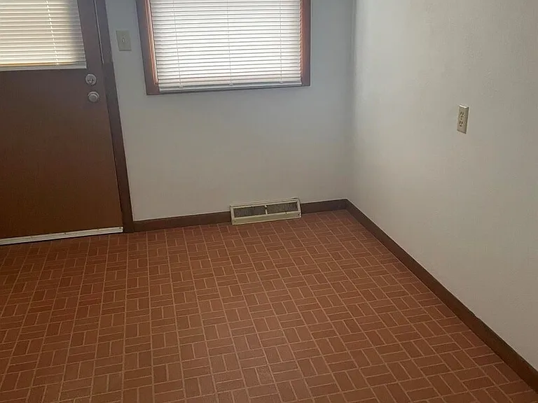 1654 W George Washington Blvd — Photo 3