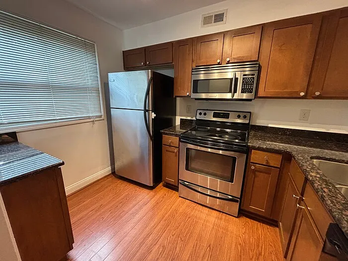 1207 Green Oaks Ln #D — Photo 5