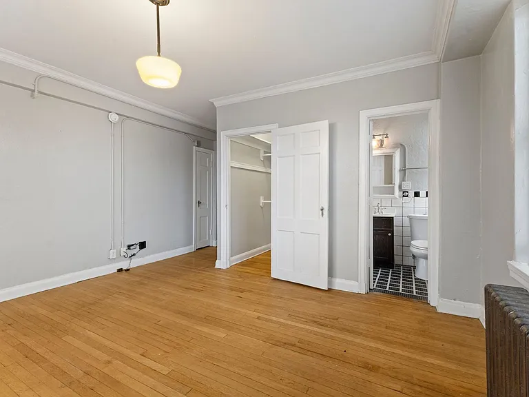 Piccadilly Apartments — Photo 8