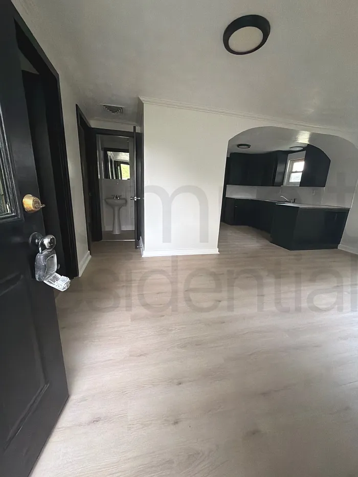 3 bed, 1.5 bath, 1220 sqft, $1,395 — Photo 1