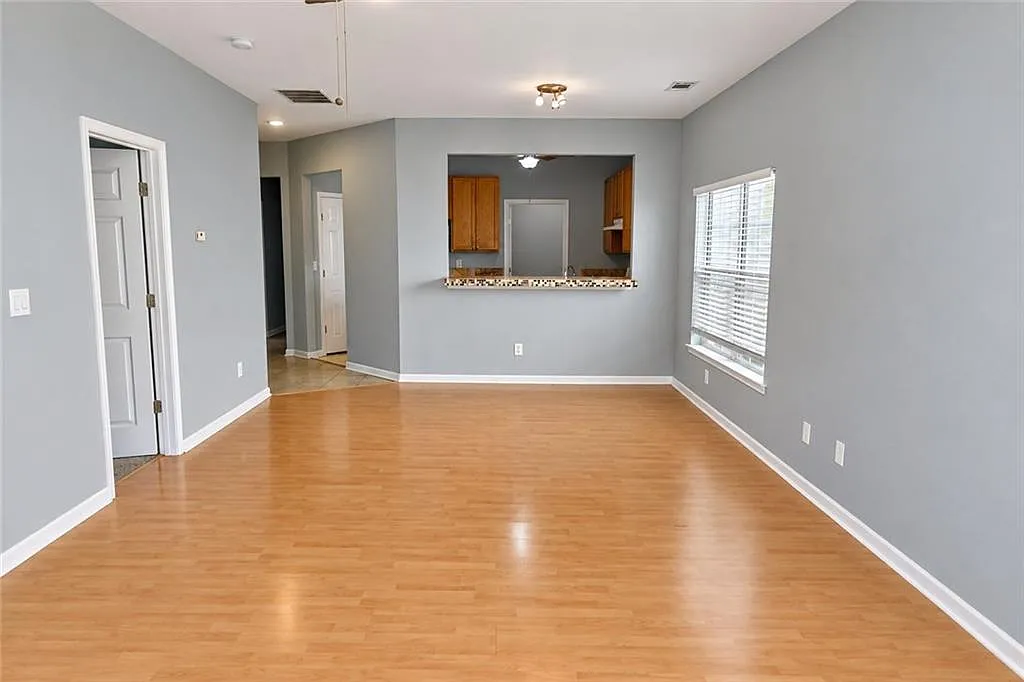 3 bed, 2.0 bath, 1424 sqft, $2,100 — Photo 4