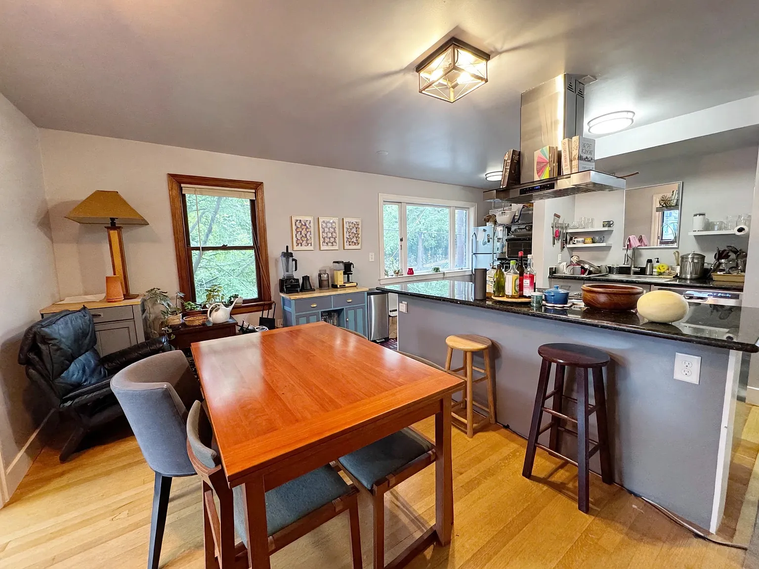 3 bed, 1100 sqft, $3,100 — Photo 2