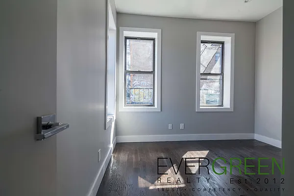 Rented by Evergreen Apartments BK | media 5