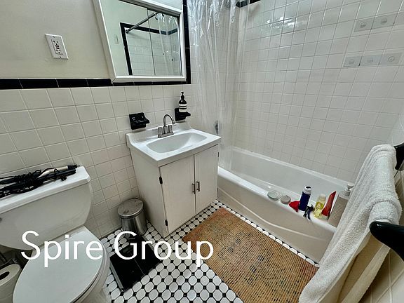 5th image of 243 W 72nd St APT 3