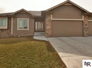 6765 Ridgewood Dr, Papillion, NE 68046