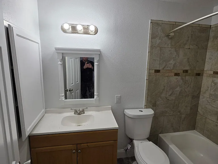 900 W 8th St #10 — Photo 11