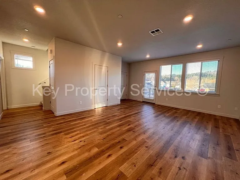 180 Loganberry Ct — Photo 5